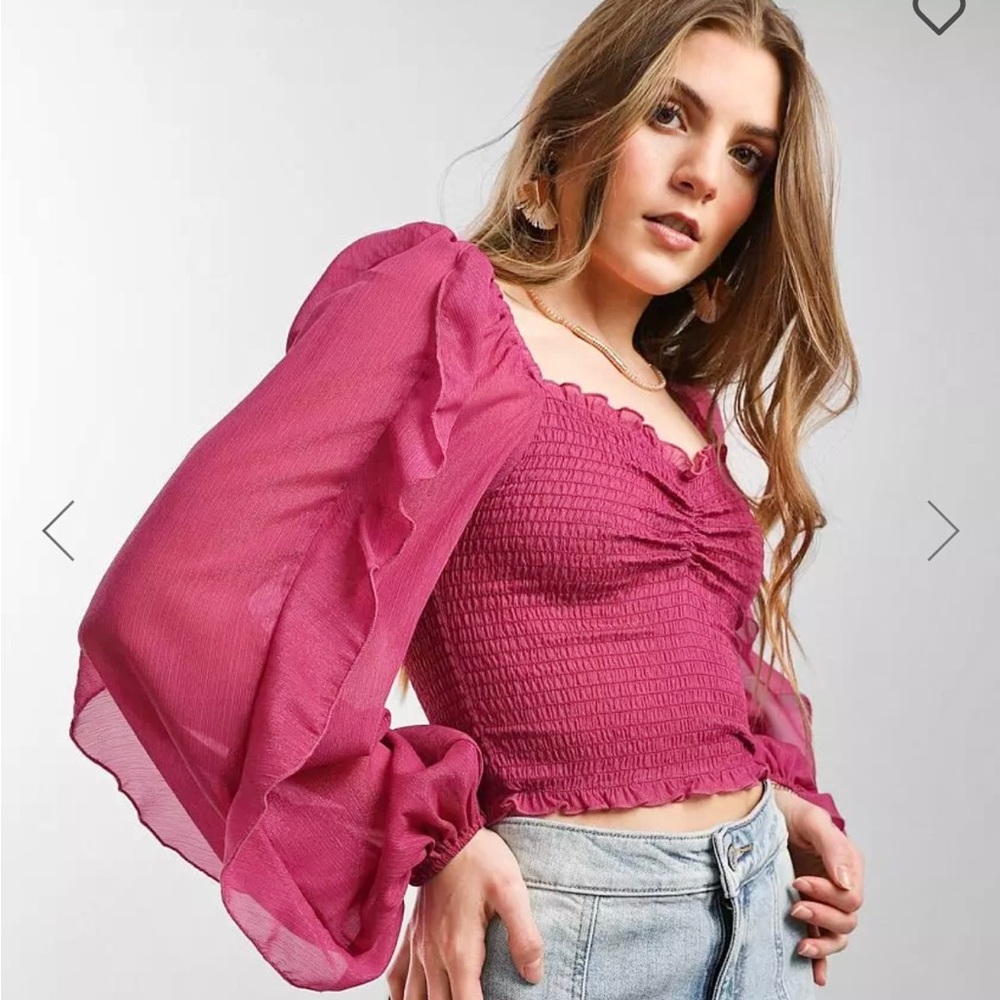 Smocked magenta ruffled crop top from Buckle 💕